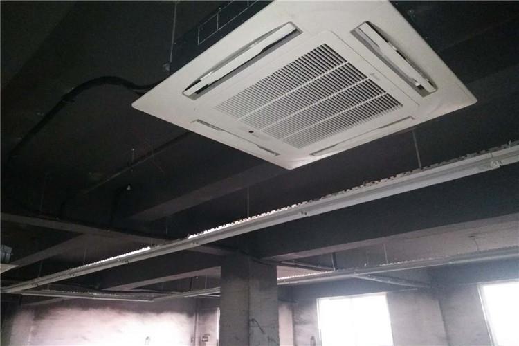 中央空調高位出風，風口的數量和形式都是根據房間布局來調整的，360度立體環(huán)繞氣流均衡變溫，體感舒適自然