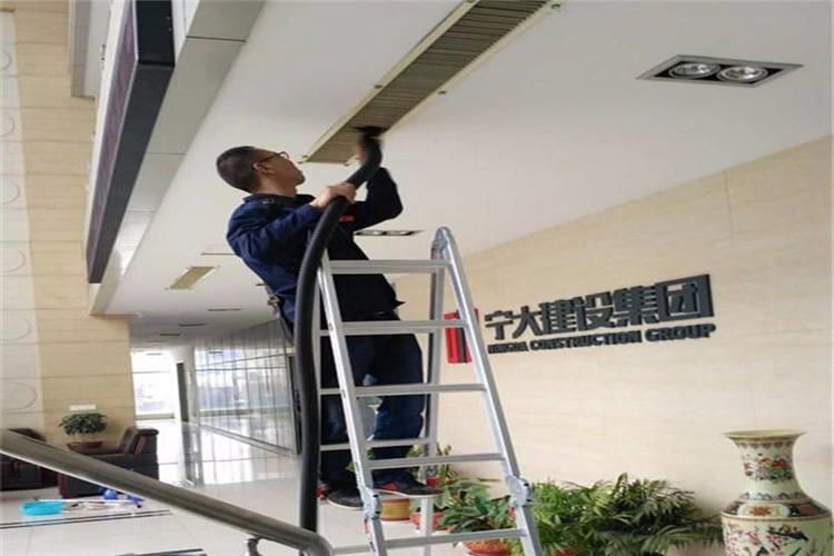山東智聯(lián)云控空調(diào)運(yùn)行中所產(chǎn)生的噪音，一般都是通過通風(fēng)管道傳入到空調(diào)所服務(wù)的區(qū)域的